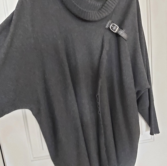 Poncho with buckle - Picture 2 of 5